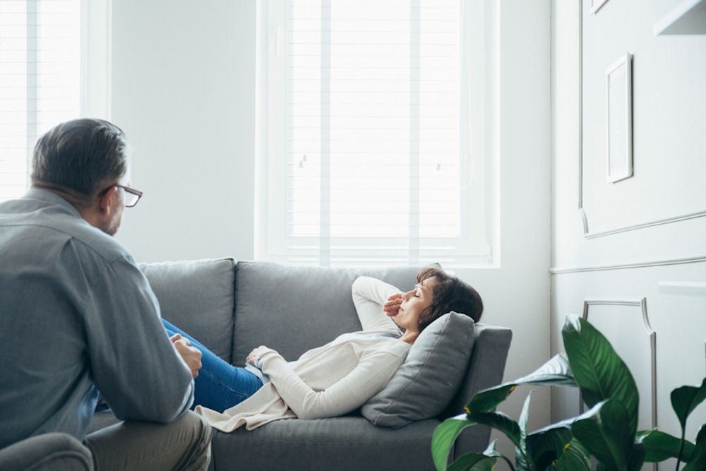 Woman lying down while describing addiction and personality disorder to therapist